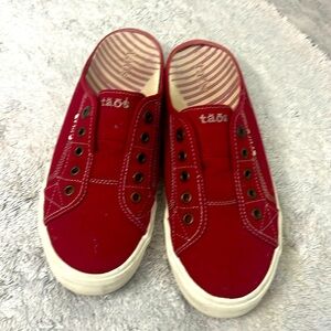 Taos Size 10 slip-on red sneakers